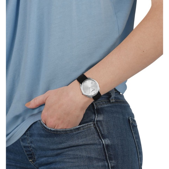 NEW Ferragamo Cuir Stainless Steel & Leather-Strap
Watch - Picture 5 of 8